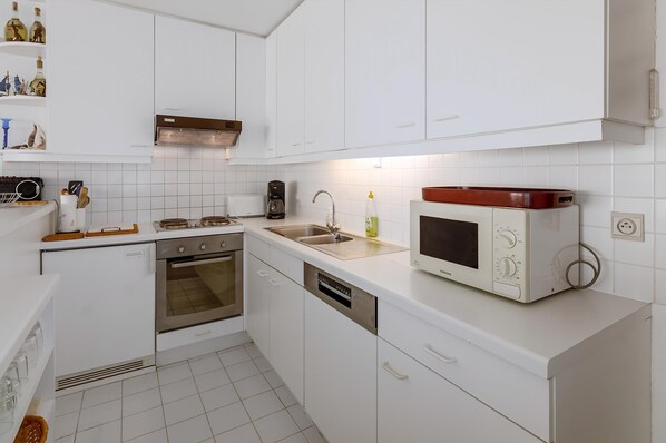 Microwave, oven, stovetop, coffee/tea maker