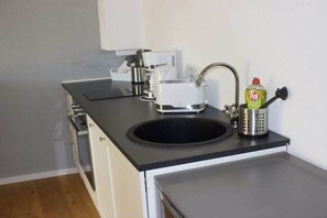 Kühlschrank, Mikrowelle, Ofen, Herdplatte