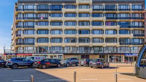 A multi-story building with a parking lot in front. - 1 bedroom accommodation in Sint Idesbald (Sint Idesbald)