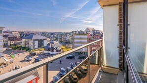 A high-rise building with a view of a parking lot and surrounding buildings. - 1 bedroom accommodation in Sint Idesbald (Sint Idesbald)