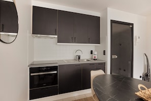 Fridge, coffee/tea maker, cookware/dishes/utensils, dining tables - 1 bedroom accommodation in Nieuwpoort (Nieuwpoort)
