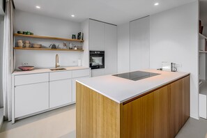 Fridge, oven, stovetop, coffee/tea maker