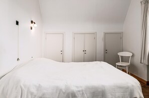 5 bedrooms, iron/ironing board, free WiFi