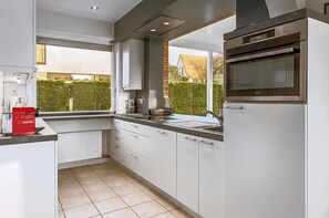 Fridge, oven, stovetop, coffee/tea maker