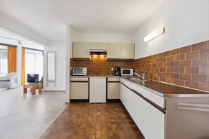 Kühlschrank, Ofen, Herdplatte, Wasserkocher mit Kaffee-/Teezubehör