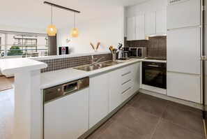 Réfrigérateur, micro-ondes, plaque de cuisson, bouilloire électrique