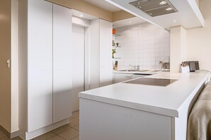 Réfrigérateur, four, plaque de cuisson, cafetiÚre/bouilloire