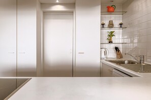 Kühlschrank, Ofen, Herdplatte, Wasserkocher mit Kaffee-/Teezubehör