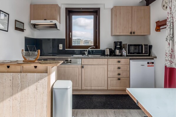 Microwave, oven, stovetop, coffee/tea maker