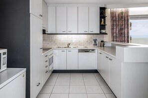 Een koelkast, een microgolfoven, een oven, een kookplaat