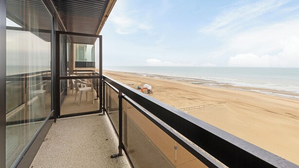 Un balcon avec vue sur la plage.