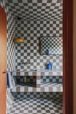 Haartrockner, Handtücher, Seife, Toilettenpapier
