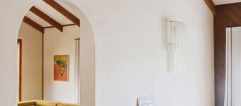 70's style beach house in Byron Bay. Central to beaches and shops.