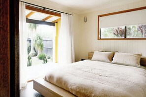 4 bedrooms, WiFi, bed sheets - 70's style beach house in Byron Bay. Central to beaches and shops. (Byron Bay)