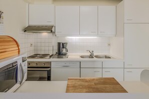 Réfrigérateur, four, plaque de cuisson, cafetiÚre/bouilloire