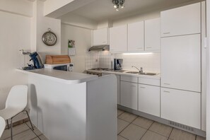 Réfrigérateur, four, plaque de cuisson, cafetière/bouilloire