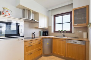 Fridge, oven, stovetop, coffee/tea maker