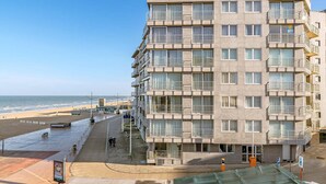 A multi-story hotel with balconies, located near a beach. - Idesende 2/0203 + P* (Sint Idesbald)