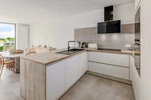 Kühlschrank, Ofen, Herdplatte, Wasserkocher mit Kaffee-/Teezubehör