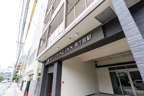 A hotel entrance with a sign reading "Hotel Living Inn". - Hotel Living Inn Kenchoumaeeki (Naha)