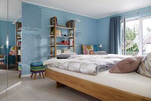 3 dormitorios, tabla de planchar con plancha, cuna de viaje