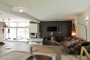 Una Smart TV, una chimenea, un reproductor estéreo