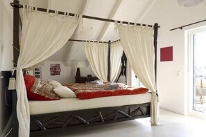 6 bedrooms, iron/ironing board, free WiFi, bed sheets