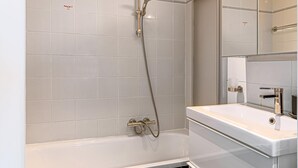 Une salle de bain moderne avec une baignoire, une douche et un lavabo.