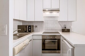 Een koelkast, een microgolfoven, een oven