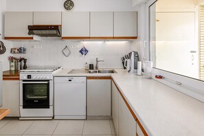 Een koelkast, een microgolfoven, een oven, een kookplaat