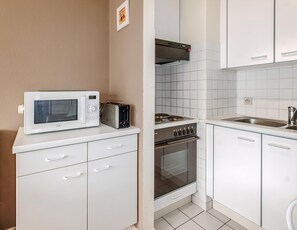 Microwave, oven, stovetop, coffee/tea maker