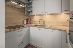 Ovn, kokeplater, kaffetrakter/tekoker og brødrister