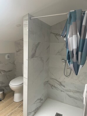 Shower, hair dryer, towels, toilet paper - Guest House : Lo Refugi  (Pechbonnieu)