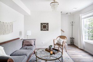 Télévision, livres, espaces bureaux