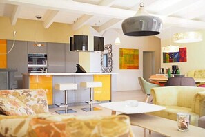 Fernseher, Kamin, Stereoanlage