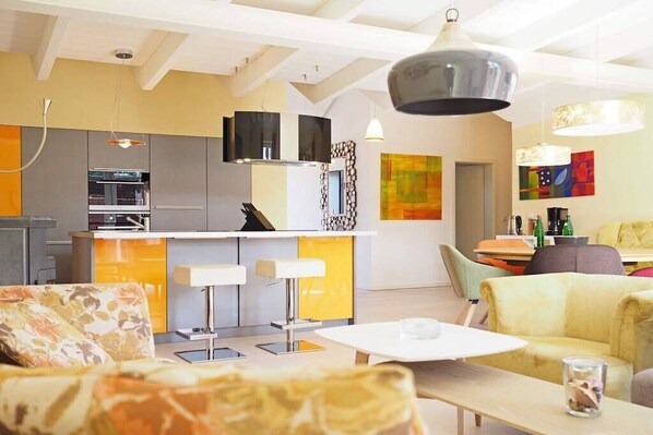 Smart TV, fireplace, stereo