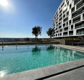 Pool - Emerald Studio with WiFi, basic amenities and close to Mall of Africa (Midrand)