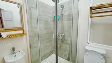 Regadera, secadora de cabello, toallas, jabón