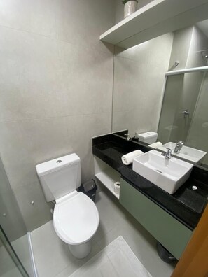 Comfort Studio | Bathroom | Shower, hair dryer, towels, soap - Villas do Porto - 108 by La Playa (Ipojuca)