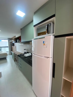 Estudi Comfort | Cuina privada | Frigorífic, microones i placa de cuina