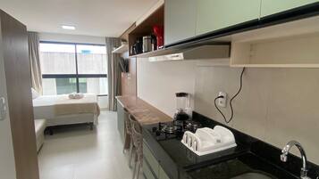 Estúdio conforto | Cozinha privada | Geladeira, micro-ondas, cooktop, talheres/pratos/utensílios de cozinha