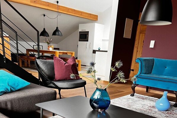 Smart TV, books, stereo