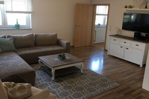 Smart-tv, ett bordtennisbord och en stereo