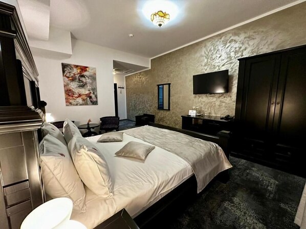 Deluxe Tek Büyük Yataklı Oda | Minibar, masa, dizüstü bilgisayar çalışma alanı, güneşlik/perde 