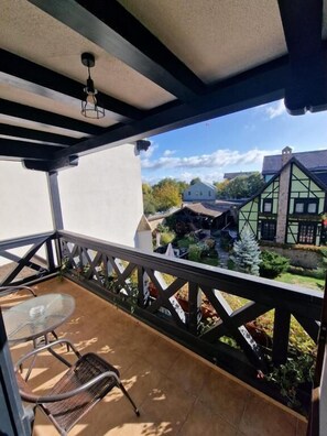 Habitación doble superior, balcón, vistas al jardín | Minibar, escritorio, espacio para trabajar con un portátil