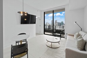 Fernseher, Tischtennisplatte