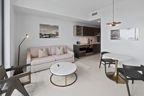 Una televisión, una mesa de tenis de mesa