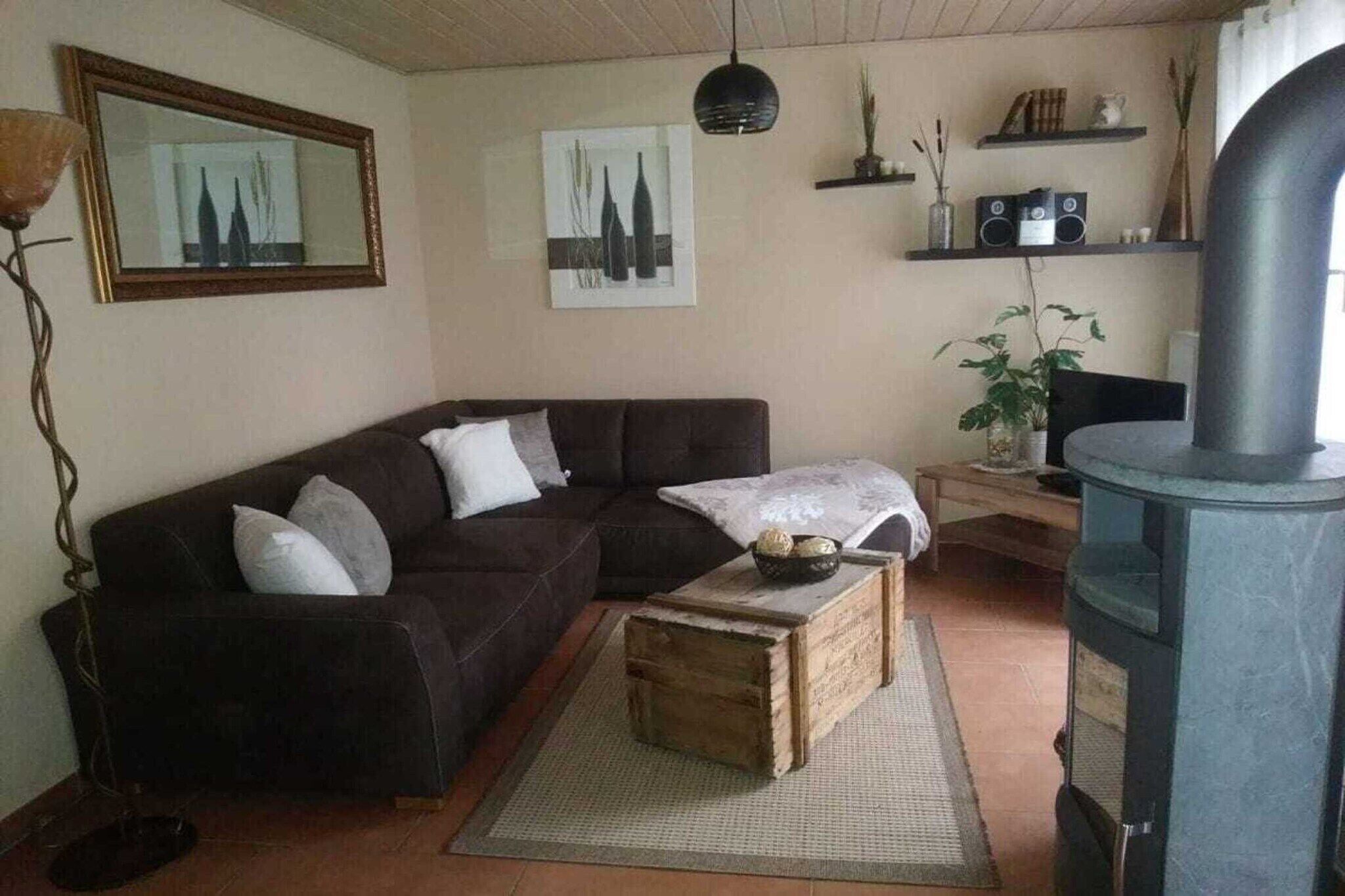 Een smart-tv, een open haard, een dvd-speler en een stereo