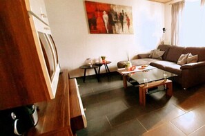 Tv, eldstad och dvd-spelare