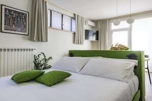 1 chambre, fer et planche à repasser, lit de bébé portatif